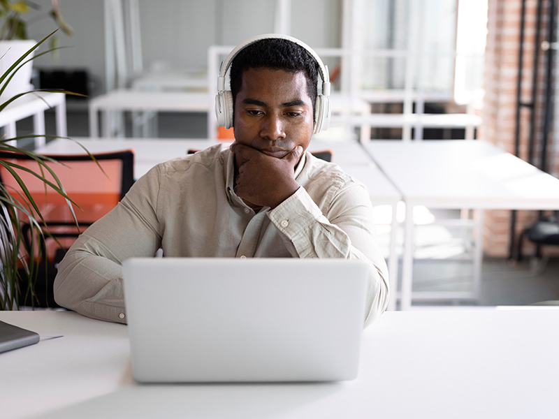 Em um mundo empresarial em constante evolução e tão competitivo, a reciclagem profissional é mais do que uma escolha; é uma necessidade. A capacidade de se adaptar às mudanças no mercado e adquirir novas habilidades é essencial para o sucesso nas vendas. Por isso, neste artigo, iremos explorar a importância da constante linha de aprendizagem que os profissionais de vendas precisam ter, destacando como isso pode trazer resultados e alavancar sua carreira profissional. A adaptação às mudanças do mercado Novas tecnologias, tendências de consumo e concorrentes surgem constantemente, e para ganhar destaque, os profissionais de vendas precisam estar preparados para se adaptarem, ainda mais quando falamos do mercado da construção civil. Estar atento aos cursos e técnicas de vendas e persuasão, por exemplo, permite que o profissional esteja atualizado com as mudanças do mercado, mantendo-se relevante e competitivo. Mais que isso, é preciso entender do produto para vender benefício e não valor. Imagine um vendedor que não acompanha as últimas tendências do produto que vende e em tecnologia de vendas. Ele pode ficar preso em métodos ultrapassados e perder oportunidades valiosas. Por outro lado, um vendedor que busca constantemente atualizações em seu campo, como aprender a usar as mídias sociais para aumentar as vendas, estará na vanguarda das estratégias de venda, aumentando suas chances de sucesso. Vantagens de buscar conhecimento na área de vendas As habilidades de vendas não são estáticas; elas podem e devem ser aprimoradas continuamente. A reciclagem profissional oferece a oportunidade de aprimorar as habilidades existentes e adquirir novas. Isso inclui o desenvolvimento de competências interpessoais, técnicas de persuasão, negociação e comunicação. Os vendedores que investem em seu próprio desenvolvimento têm uma vantagem grande vantagem competitiva no mercado. Eles podem criar relacionamentos mais sólidos com os clientes, entendendo suas necessidades de maneira mais eficaz e oferecendo soluções personalizadas. Além disso, eles podem lidar com objeções de forma mais eficiente e fechar negócios com maior frequência. Imagine um cliente que está prestes a fazer uma compra importante. Ele tem a opção de escolher entre dois vendedores: um que demonstre conhecimento atualizado e um compromisso com a excelência, e outro que pareça estar preso em métodos ultrapassados. Quem você acha que o cliente escolherá? A reciclagem profissional não apenas ajuda a vender produtos ou serviços, mas também a vender confiança e segurança. Maximizando as oportunidades de vendas À medida que os fornecedores adquirem novos conhecimentos e aprimoram suas habilidades, eles se tornam mais eficientes na identificação e no aproveitamento de oportunidades de vendas. Eles podem identificar nichos de mercado emergentes, entender melhor as necessidades dos clientes e adaptar suas abordagens de vendas de acordo com cada situação. Não se trata apenas de fechar uma venda; a reciclagem profissional também desempenha um papel importante na fidelização de clientes. Quando os fornecedores oferecem um serviço excepcional e demonstram um compromisso com o aprendizado contínuo, os clientes tendem a retornar para futuras compras e recomendar a empresa a outros. E você, como anda sua reciclagem?